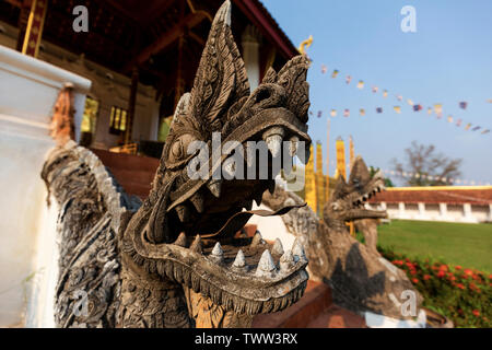 VIENTIANE, LAOS - mars 2019 ; tête de dragon dans la région de Pha That Luang Temple Banque D'Images