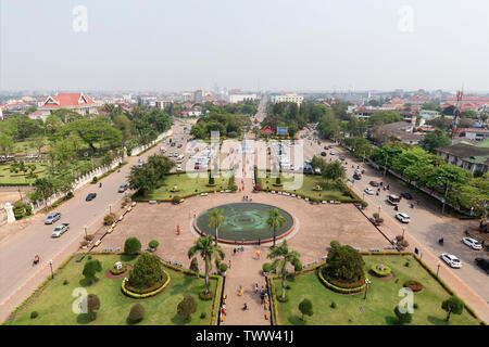 VIENTIANE, LAOS - mars 2019 ; du Sommet du Monument Patuxai Banque D'Images