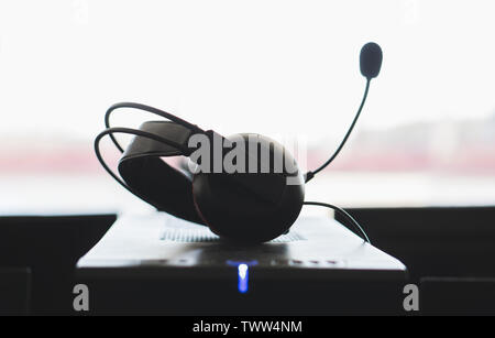 Ordinateur câblé casque stéréo avec microphone est sur le PC Banque D'Images