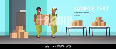 Deux courriers en uniforme carrying cardboard box livraison express mail service concept african american usine industrielle qui travaillent dans Illustration de Vecteur