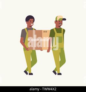 Deux courriers en uniforme carrying cardboard box livraison express mail service concept travailleurs afro-américains holding colis pleine longueur à plat Illustration de Vecteur