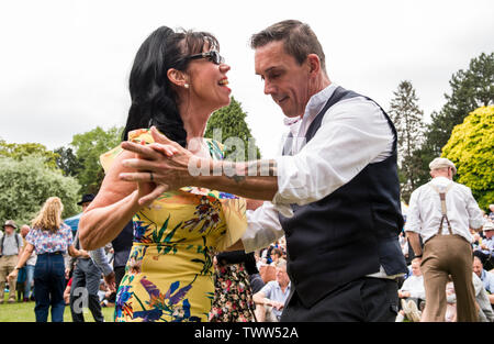 Couple Swing dancing in Valley Gardens sur 1940 jours, Harrogate, England, UK, 23 juin 2019. Banque D'Images