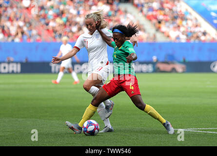 L'Angleterre Toni Duggan (à gauche) et du Cameroun Yvonne Leuko bataille pour la balle durant la Coupe du Monde féminine de la fifa, série de seize match au niveau de l'état du Hainaut, Valenciennes. Banque D'Images