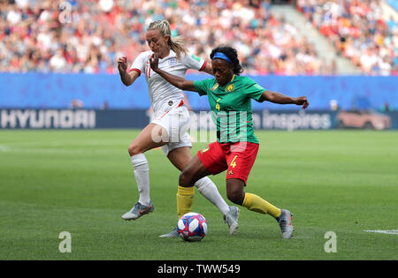 L'Angleterre Toni Duggan (à gauche) et du Cameroun Yvonne Leuko bataille pour la balle durant la Coupe du Monde féminine de la fifa, série de seize match au niveau de l'état du Hainaut, Valenciennes. Banque D'Images