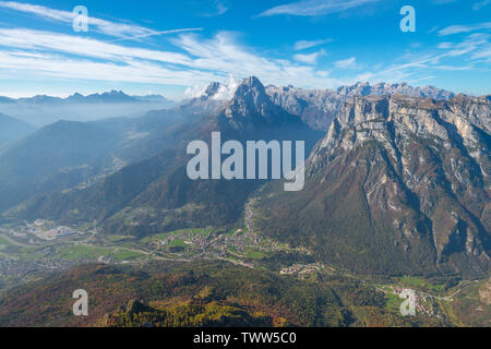 Vue aérienne de l'Agordino avec vue sur la vallée de l'usine et le siège. Luxottica Brume dans la vallée de Agordo, Alpes italiennes. Banque D'Images