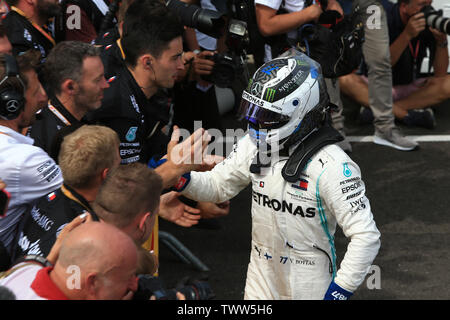 Marseille, France. 23 Juin, 2019. FIA Formula 1 Grand Prix de France, la Journée de la course ; Valtteri Bottas grâce son équipe dans le parc ferme Credit : Action Plus Sport Images/Alamy Live News Banque D'Images