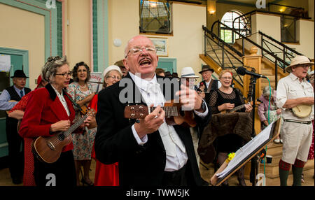 Ukulele groupe jouant dans le Pavillon du soleil sur 1940 jours, Harrogate, England, UK, 23 juin 2019. Banque D'Images