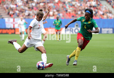 L'Angleterre Nikita Parris (à gauche) et du Cameroun Yvonne Leuko bataille pour la balle durant la Coupe du Monde féminine de la fifa, série de seize match au niveau de l'état du Hainaut, Valenciennes. Banque D'Images