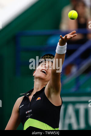 Le Devonshire Park, Eastbourne, Royaume-Uni. 23 Juin, 2019. Tournoi International de Tennis Nature Valley ; Johanna Konta (GBR) sert à Dayana Yastremska (UKR) : Action de Crédit Plus Sport/Alamy Live News Banque D'Images