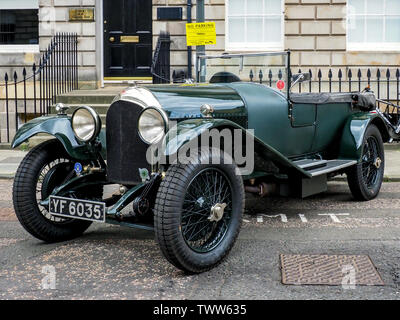 Un livre vert Bentley voiture garée dans le West End d'Édimbourg à côté d'un 'No Parking sign'. Banque D'Images