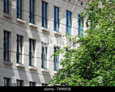 Un immeuble de bureaux à Edimbourg avec les arbres en premier plan. Banque D'Images
