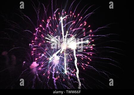 Célébrations d'artifice dans le ciel de nuit Banque D'Images