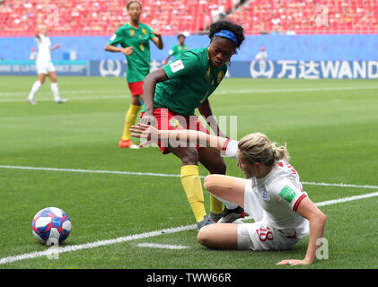 Yvonne Leuko du Cameroun (à gauche) et en Angleterre avec la bataille d'Ellen White pour la balle pendant la Coupe du Monde féminine de la fifa, série de seize match au niveau de l'état du Hainaut, Valenciennes. Banque D'Images