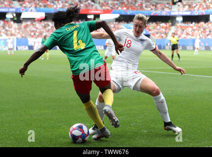 Yvonne Leuko du Cameroun (à gauche) et en Angleterre avec la bataille d'Ellen White pour la balle pendant la Coupe du Monde féminine de la fifa, série de seize match au niveau de l'état du Hainaut, Valenciennes. Banque D'Images