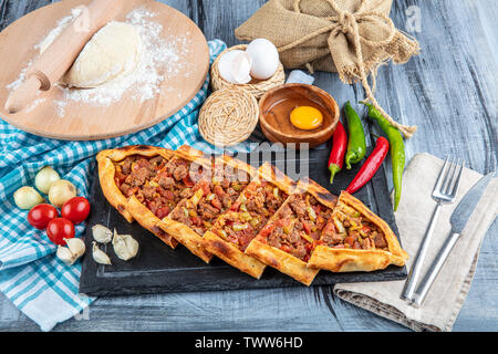 Une cuisine traditionnelle turque ; pide avec des cubes de viande / kusbasili pide turc.concept pita. Banque D'Images