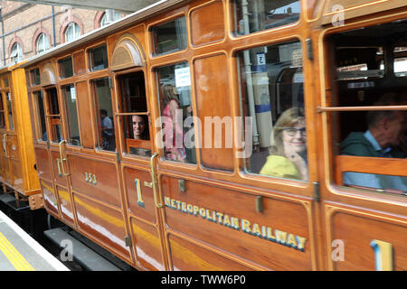 L'entraîneur du Jubilé métropolitaine 353, de la vapeur dans le métro 150 District, District Line 150e anniversaire, la station de métro Acton Town, Londres, Royaume-Uni, 23 juin Banque D'Images