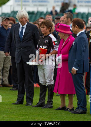 Windsor Great Park, Egham, Surrey, UK. 23 juin 2019. Le joueur du match dans la sous-traitance ! Inc Royal Windsor Cup Final, Lucas Monteverde Jnr, pose pour une photo avec Sa Majesté la Reine après l'Guards Polo Club. Credit : Maureen McLean/Alamy Live News Banque D'Images