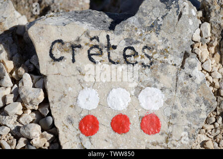 Sentier signe, symbole ou le marquage des Six morts Peint sur rocher sur la Route des crêtes le long du Mont Sainte-Victoire Aix-en-Provence Provence Banque D'Images