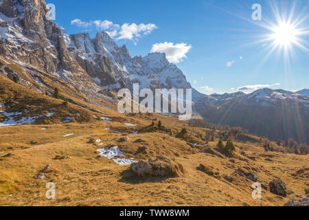 Pale di San Martino de montagne en Italie. La lumière directe du soleil et rayons de frapper la prairie alpine dans une journée d'automne. Couleurs d'automne dans les montagnes. Banque D'Images