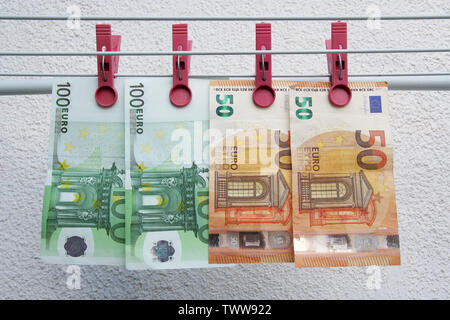 Billets le séchage. Euro lavé vos factures papier. Le séchage d'euros factures à une chaîne. Banque D'Images