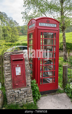 La boîte de téléphone rouge et Post fort Sheepscombe, Cotswolds, Royaume-Uni Banque D'Images