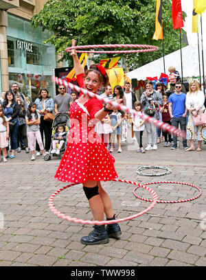 Manchester, UK, 23 juin 2019. Dans c'est la dixième année Manchester Day Parade a lieu avec le maire de Manchester, Andy Burnham se joindre aux célébrations de la journée. Mascottes géantes et les diverses communautés se sont réunis avec les artistes et les spécialistes de l'art créatif à la trappe pour mettre sur un superbe défilé et animations de rue. Manchester. Crédit : Barbara Cook/Alamy Live News Banque D'Images