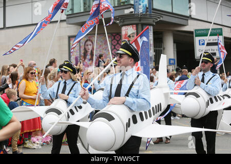 Manchester, UK, 23 juin 2019. Dans c'est la dixième année Manchester Day Parade a lieu avec le maire de Manchester, Andy Burnham se joindre aux célébrations de la journée. Mascottes géantes et les diverses communautés se sont réunis avec les artistes et les spécialistes de l'art créatif à la trappe pour mettre sur un superbe défilé et animations de rue. Manchester. Crédit : Barbara Cook/Alamy Live News Banque D'Images