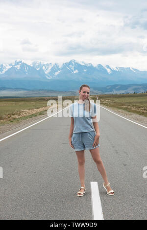 Femme assise sur la route Banque D'Images