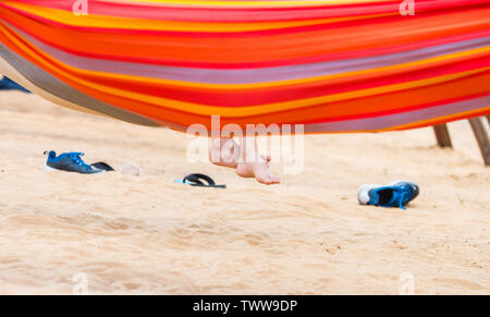 Mainz, Allemagne. 22 Juin, 2019. Un enfant vous permet de balancer ses jambes à partir d'un hamac sur le bord du Rhin. Crédit : Andreas Arnold/dpa/Alamy Live News Banque D'Images