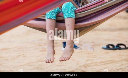 Mainz, Allemagne. 22 Juin, 2019. Un enfant vous permet de balancer ses jambes à partir d'un hamac sur le bord du Rhin. Crédit : Andreas Arnold/dpa/Alamy Live News Banque D'Images