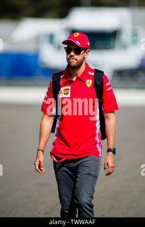 23 juin 2019, l'Automobile du Circuit Paul Ricard, Le Castellet, Marseille, France ; FIA Formula 1 Grand Prix de France, la Journée de la course, Sebastian Vettel de l'équipe Ferrari arrive pour le circuit Paul Ricard, Pablo Guillen/Alamy Banque D'Images