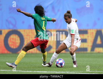 Yvonne Leuko du Cameroun (à gauche) et en Angleterre avec la bataille pour l'Nikita Parris ball pendant la Coupe du Monde féminine de la fifa, série de seize match au niveau de l'état du Hainaut, Valenciennes. Banque D'Images