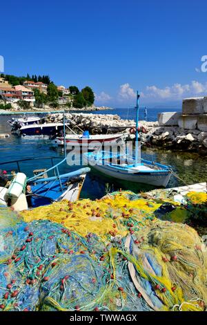 Les filets de pêche, cordes et flotte,Kassiopi bay,Kassopaia,Îles Ioniennes, Corfou, Grèce Banque D'Images