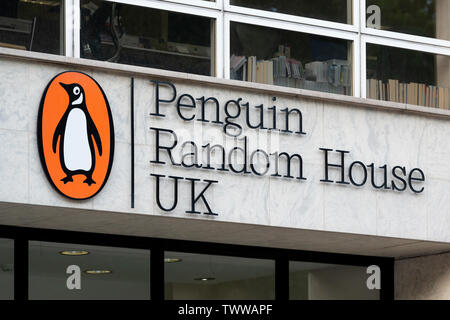 Affiches pour le Penguin Random House, situé sur Vauxhall Bridge Road à Londres, au Royaume-Uni. Banque D'Images