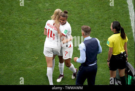 L'Angleterre Nikita Parris (7) est substitué au large pour coéquipier Leah Williamson (à gauche) pendant la Coupe du Monde féminine de la fifa, série de seize match au niveau de l'état du Hainaut, Valenciennes. Banque D'Images