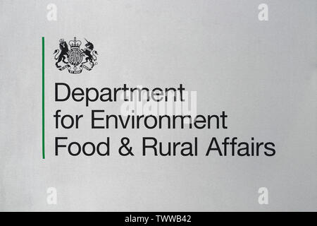 Affiches pour le ministère de l'environnement, de l'Alimentation et des Affaires rurales de l'immeuble situé à Smith Square à Londres, au Royaume-Uni. Banque D'Images