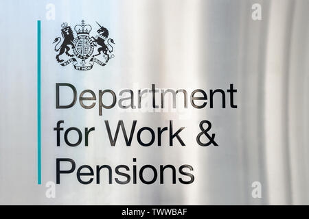 Affiches pour le ministère du Travail et des pensions, situé à Londres, Royaume-Uni. Banque D'Images