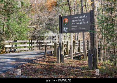 Un panneau à l'entrée de the Tremont Institut dans le Great Smoky Mountains National Park pendant la saison d'automne. Banque D'Images