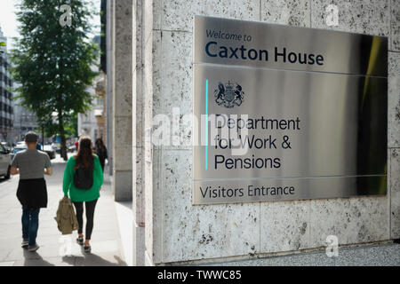 La signalisation pour Caxton House, Ministère du Travail et des pensions, situé sur la rue Tothill Street à Londres, au Royaume-Uni. Banque D'Images