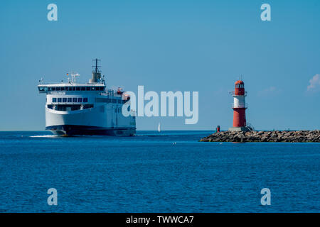 Aproaching ferry et du phare sur la jetée à Rostock/Warnemünde Banque D'Images