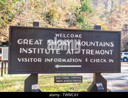 Un panneau à l'entrée de the Tremont Institut dans le Great Smoky Mountains National Park pendant la saison d'automne. Banque D'Images