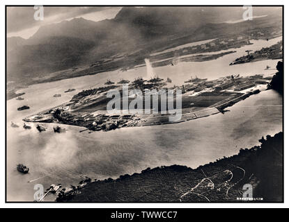 Pearl Harbor Vintage WW2 attaque le port, 7 décembre 1941 Image à partir d'un avion japonais au cours de l'attaque de torpilles sur les navires amarrés sur les deux côtés de l'île de Ford. La vue s'étend sur l'est, avec dépôt d'approvisionnement, base sous-marine et le réservoir de combustible ferme dans la bonne distance du centre. Une torpille vient de frapper le USS West Virginia de l'autre côté de l'île de Ford (centre). D'autres navires amarrés à proximité sont (de gauche) : Nevada, Arizona, Utah (à l'intérieur de la Virginie de l'Ouest), Oklahoma (torpillé et liste) aux côtés du Maryland, et de la Californie. Banque D'Images