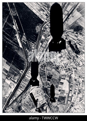 Bombardement aérien ITALIE Vintage WW2 droit de bombes LOIN POV bombes tombent sur une raffinerie de pétrole, d'un orifice calibré à l'aide de bombes de 500 lb de bombardement à partir d'un bombardier de l'USAAF Flying Fortress ciblant les réservoirs contenant d'une grande raffinerie de pétrole à Livourne en Italie. Seconde Guerre mondiale La Seconde Guerre mondiale Banque D'Images