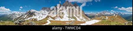 Vue panoramique sur les montagnes avec éboulis né d'un plateau alpin. Montagnes italiennes, Dolomites, imposant des murs de roches et de neige Banque D'Images