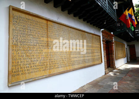 Plaque avec une partie de la Déclaration des droits de l'homme et du citoyen, Plazoleta Rufino Jose Cuervo, Bogota, Colombie Banque D'Images