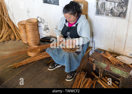 Camacha, Madeira, Portugal - 19 Avril 2018 : un vannier au travail dans le magasin d'usine en Camacha sur l'île de Madère, Portugal Banque D'Images