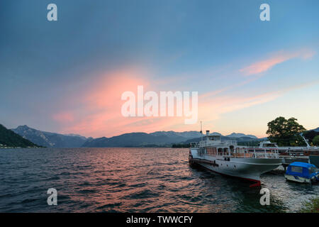 Gmunden : le lac Traunsee, bateau à vapeur Gisela, promenade du lac, dans la région de Salzkammergut, Oberösterreich, Autriche, Autriche Banque D'Images