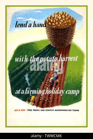 Vintage WW2 guerre de propagande de la récolte de la production alimentaire affiche Appel UK "donner un coup de main pour la récolte de pommes de terre à un camp de vacances l'agriculture" et "Oct Nov travel - et réduit l'hébergement termes" des années 40, la production alimentaire la seconde guerre 2 Agriculture Appel Banque D'Images