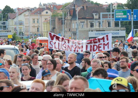 Prague, République tchèque, le 23 juin 2019. Retourner la terre pour les honnêtes gens ! Endroit calme sur Panneau de démonstration. Banque D'Images