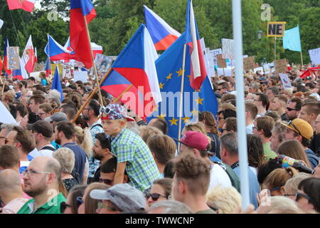 Prague, République tchèque, le 23 juin 2019. République tchèque et drapeaux de l'UE sur l'endroit calme manifestation. Banque D'Images